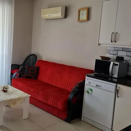 Denize 100 Mt. Sessiz Sakin Havuzlu Sitede 1+1 Daire